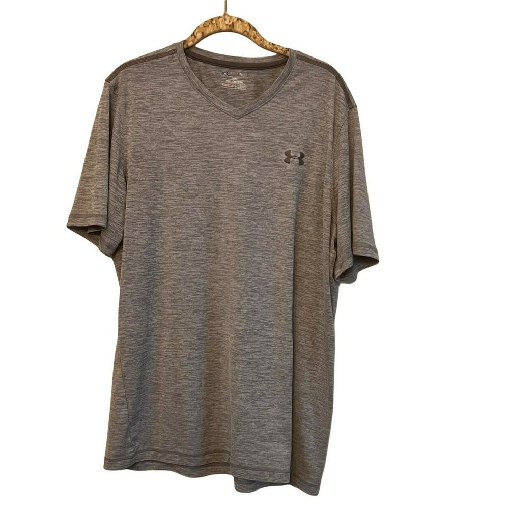 Under Armour tshirt mens Large heatgear short sleeves loose fit gray vneck logo